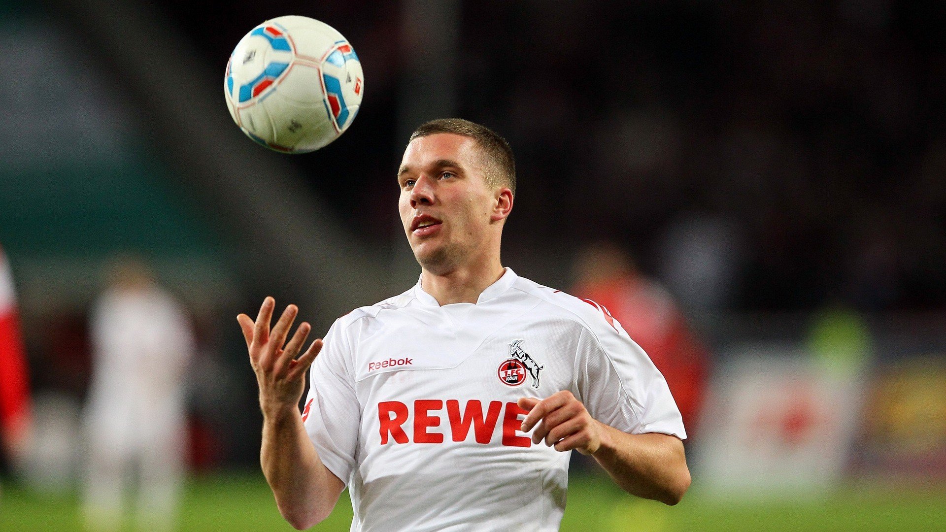 排球赛场焦点！意大利队对阵克罗地亚队，压哨绝杀，引爆全场观众欢呼